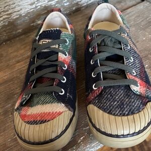 Keen Elsa Woman’s Plaid Wool Sneakers Green, Black, Red Size 7.5